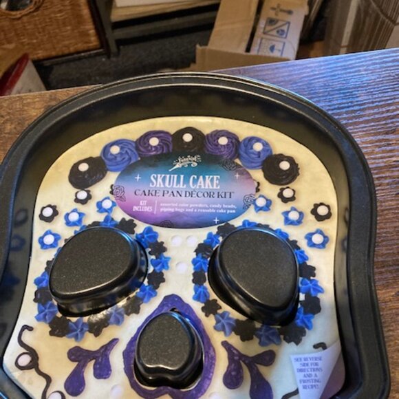 Brand Castle skull cake pan - Picture 2 of 7